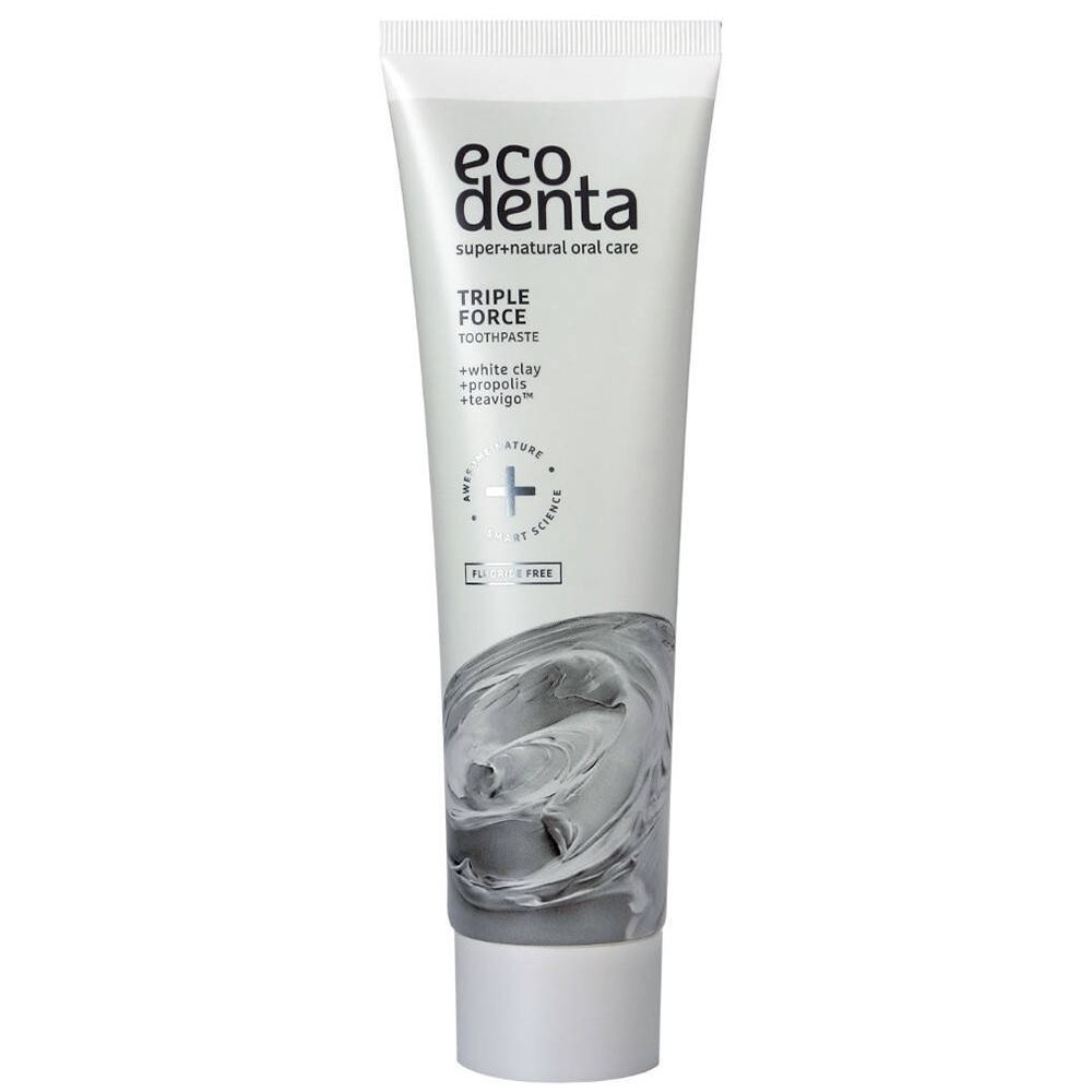 Witte tandpastatube met zwarte inhoud. Opschrift: ecodenta, Triple Force, + white clay, propolis, teavigo. Fluoridevrij.