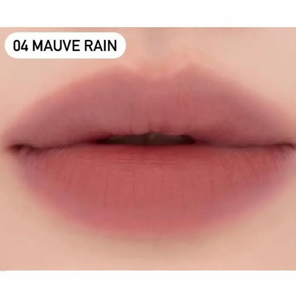 Nahaufnahme von Lippen, die mit dem Lippenstift "04 Mauve Rain" geschminkt sind. Der Farbton ist deutlich sichtbar.