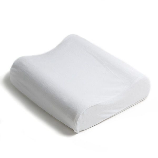 Weißes, ergonomisches Kissen mit Stoffbezug. Sichtbare Formgebung für Nacken und Kopf.