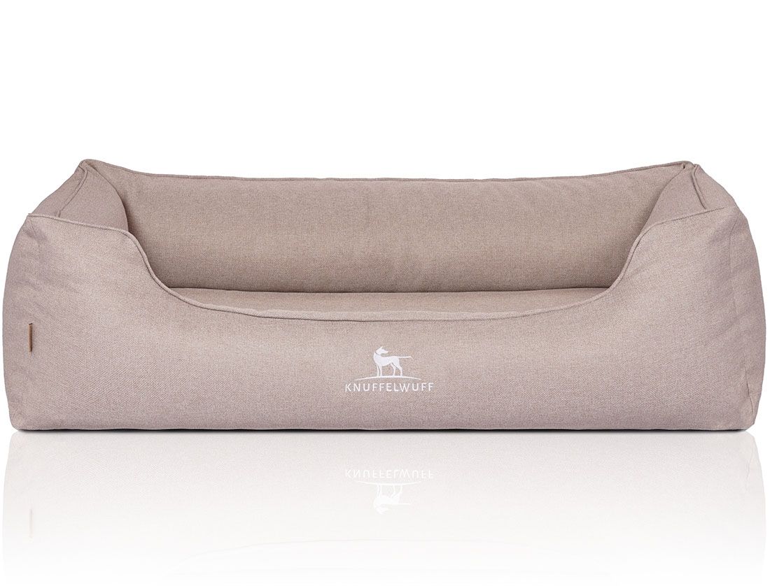 Beiges orthopädisches Hundebett Luisa. Rechteckige Form mit erhöhten Seiten. Knuffelwuff Logo. Braunes Lederetikett an der Seite.