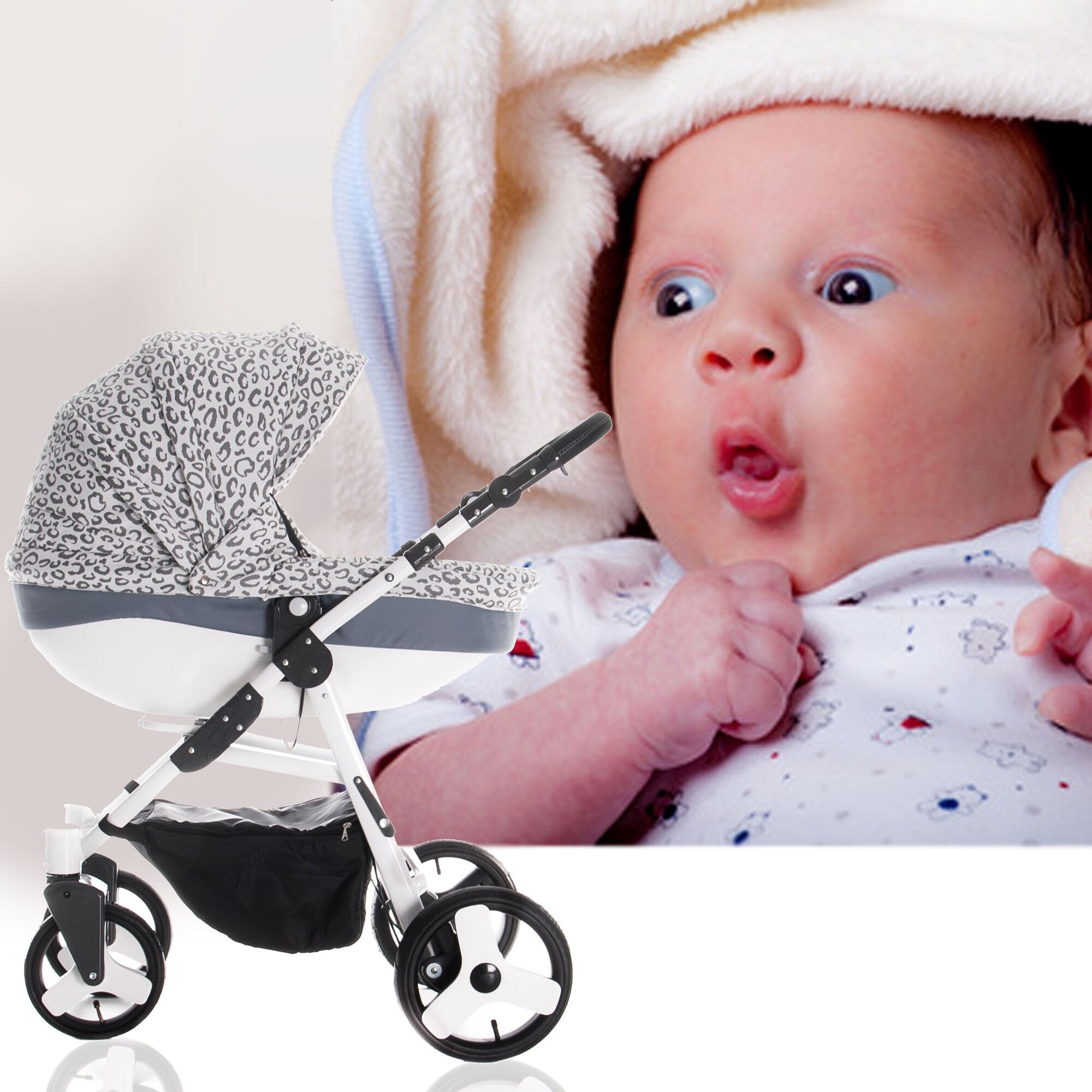Kinderwagen neben Baby. Leopardenmuster, weißes Gestell, graue Akzente. Baby mit überraschtem Gesicht.