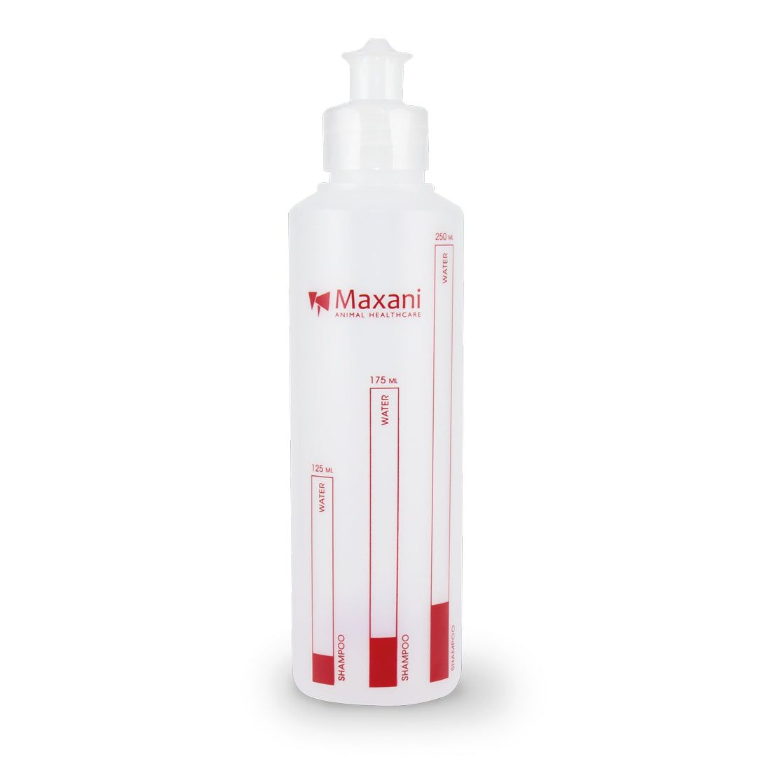 Weiße Mischflasche mit roter Skala. Aufschrift "Maxani". Skala für Shampoo und Wasser. Mit Dosierkopf.