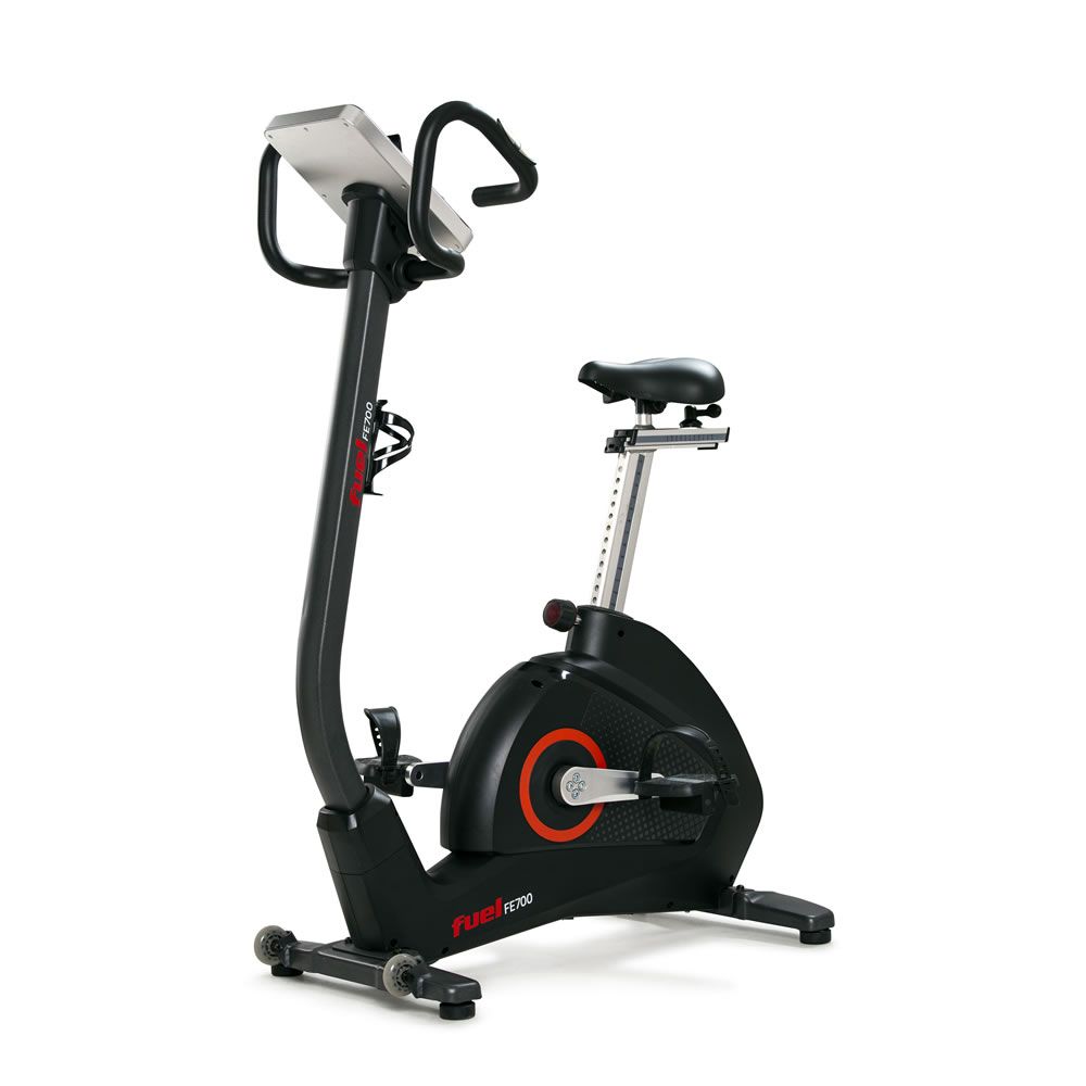 Ergometer FE700, schwarz. Sitz, Pedale, Lenker, Display. Rotes Detail am Schwungrad. Räder an der Basis.