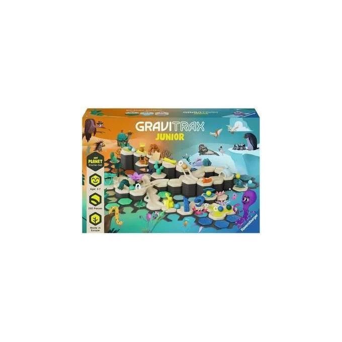 La confezione del Ravensburger GraviTrax Junior Starter-Set XXL Planet mostra il gioco con vari elementi e personaggi. Il set è adatto a bambini dai 3 anni in su. Il logo e il nome del prodotto sono visibili.