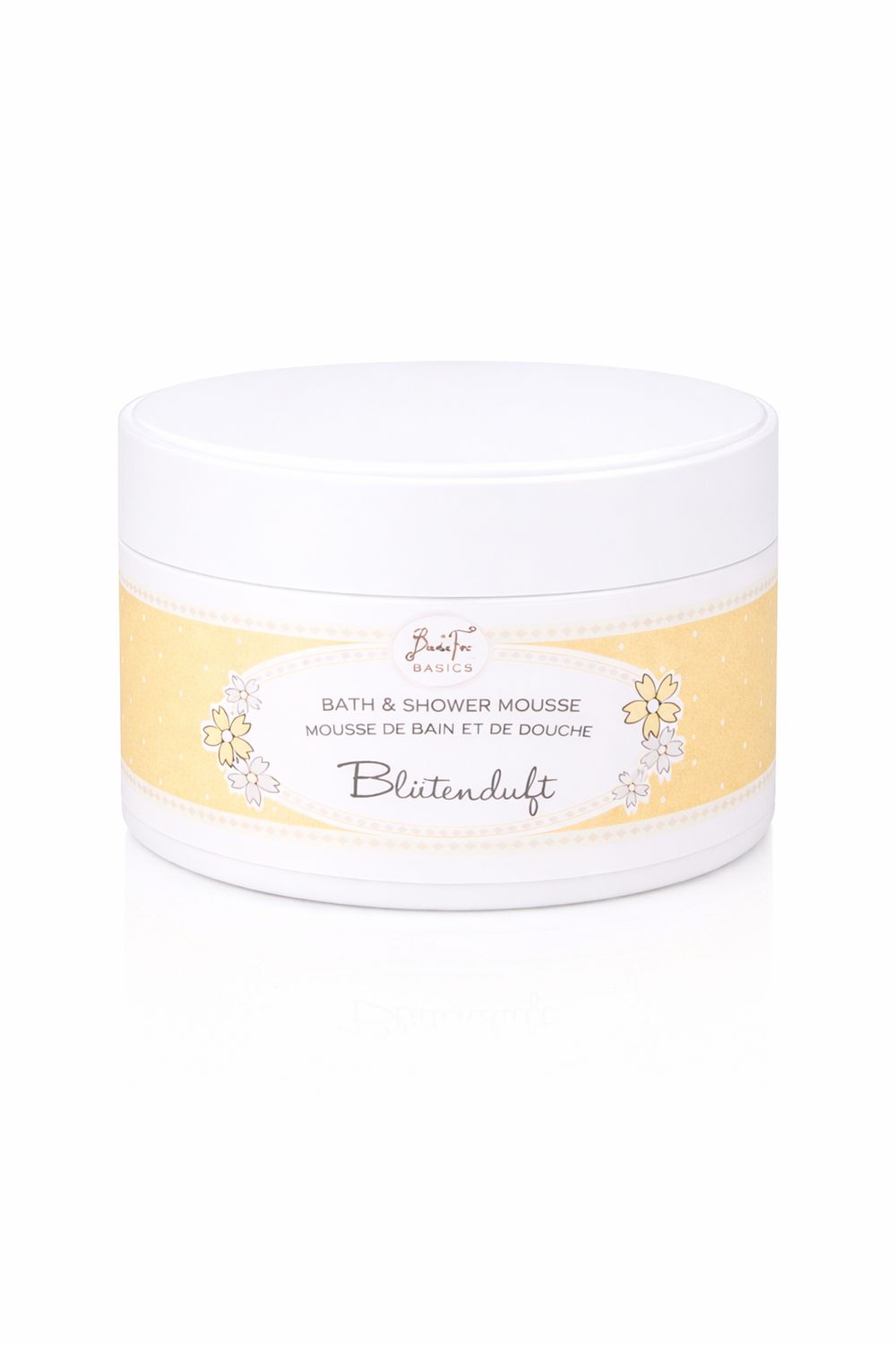 Weißer Tiegel mit gelbem Etikett. Aufschrift: Badefee Basics, Bath & Shower Mousse, Blütenzart. Blütenmuster.