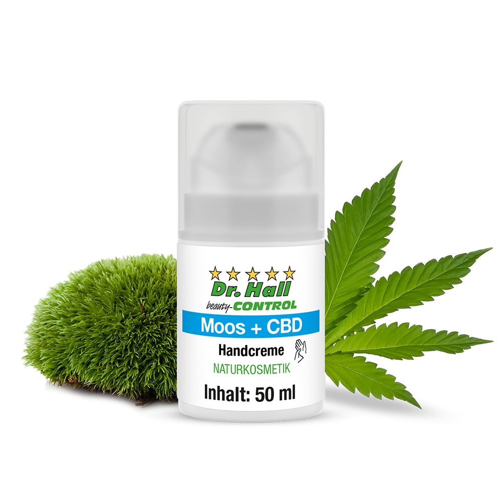 Handcreme-Spender mit Etikett, neben Moos und Hanfblatt. Text: Dr. Hall, Moos + CBD, Handcreme, Naturkosmetik. Inhalt: 50 ml.