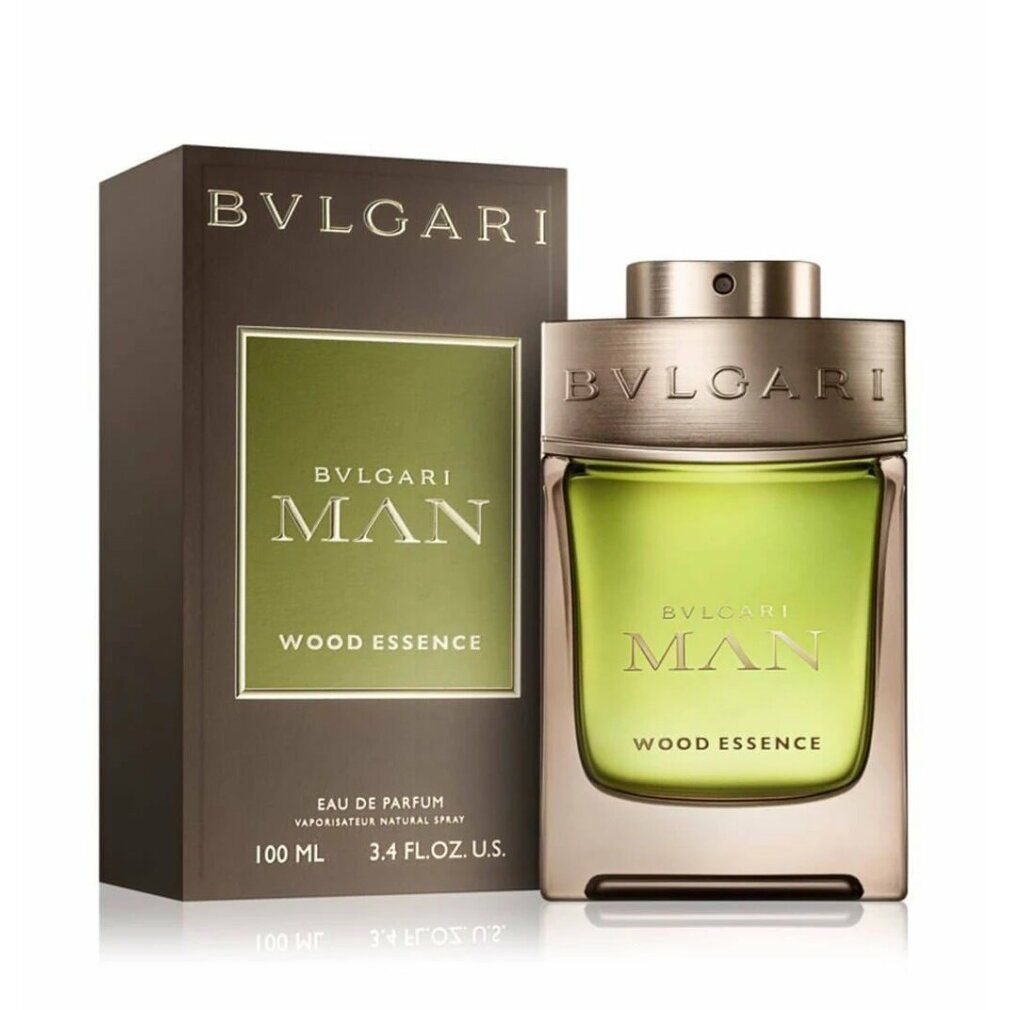 Bvlgari Man Wood Essence Edp Spray und Verpackung. Flasche und Schachtel. Flasche quadratisch, goldfarbener Deckel. Text: Bvlgari Man Wood Essence.