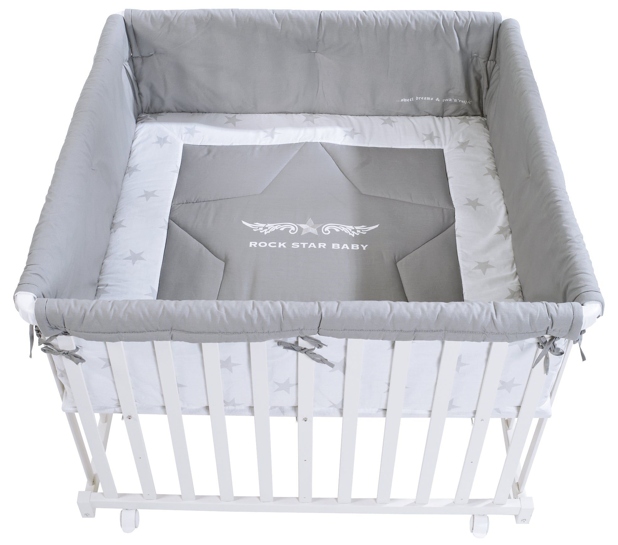 Laufgitter mit grauer Polsterung und Sternenmuster. Innen: Sternförmige Matte mit Schriftzug 'ROCK STAR BABY'. Holzrahmen, Rollen.