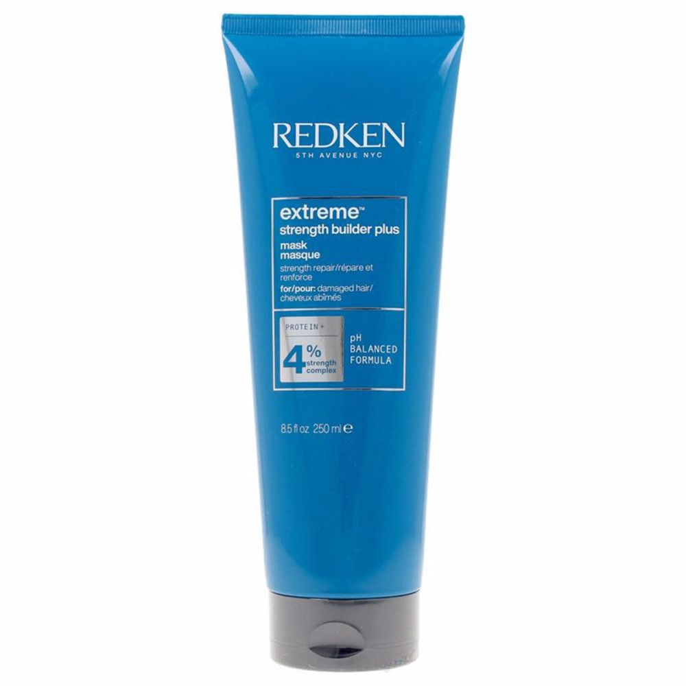 Blaue Tube Redken Extreme Strength Builder Plus. Text: extreme strength builder plus mask. 250ml. pH Balanced Formula.