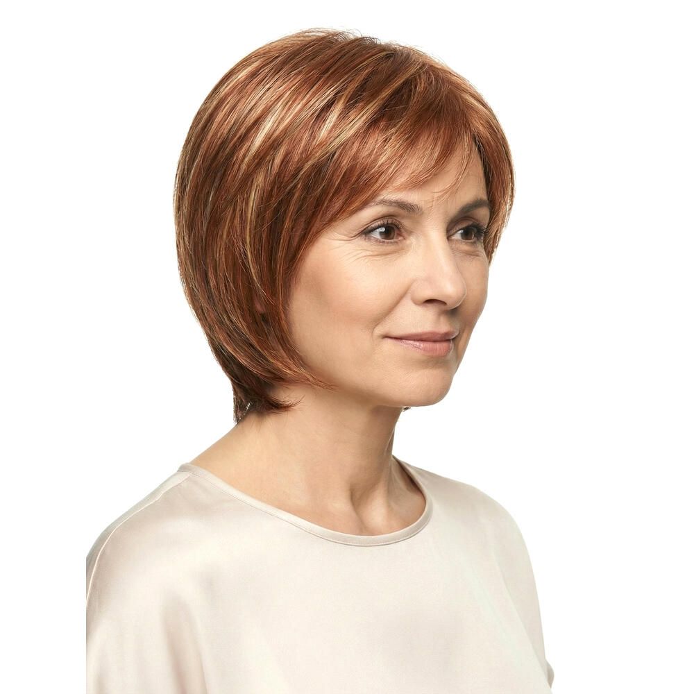 Frau mit roter Perücke mit blonden Strähnen. Kurzer, gestufter Schnitt. Dreiviertelansicht.