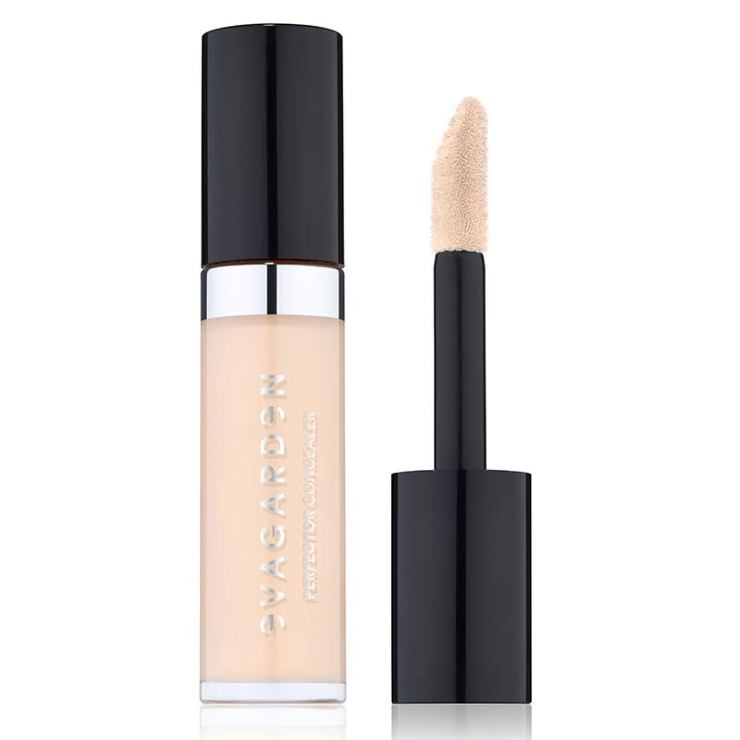 Concealer-Tube mit schwarzem Deckel und Applikator. Helle, beige Flüssigkeit sichtbar. Produktbeschriftung.