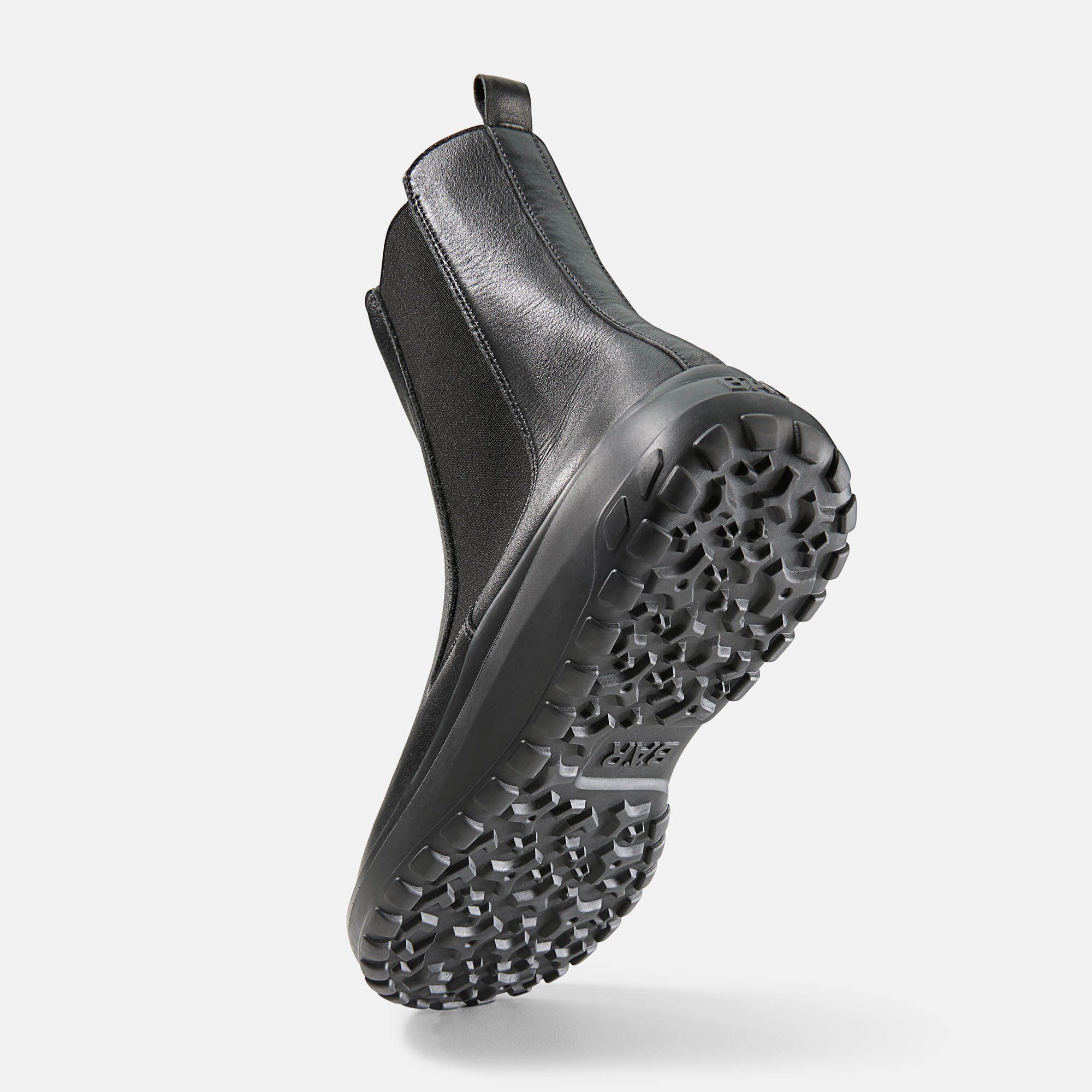 Schwarze Leder-Stiefelette, Seitenansicht mit Profilsohle und sichtbarem Markenlogo.
