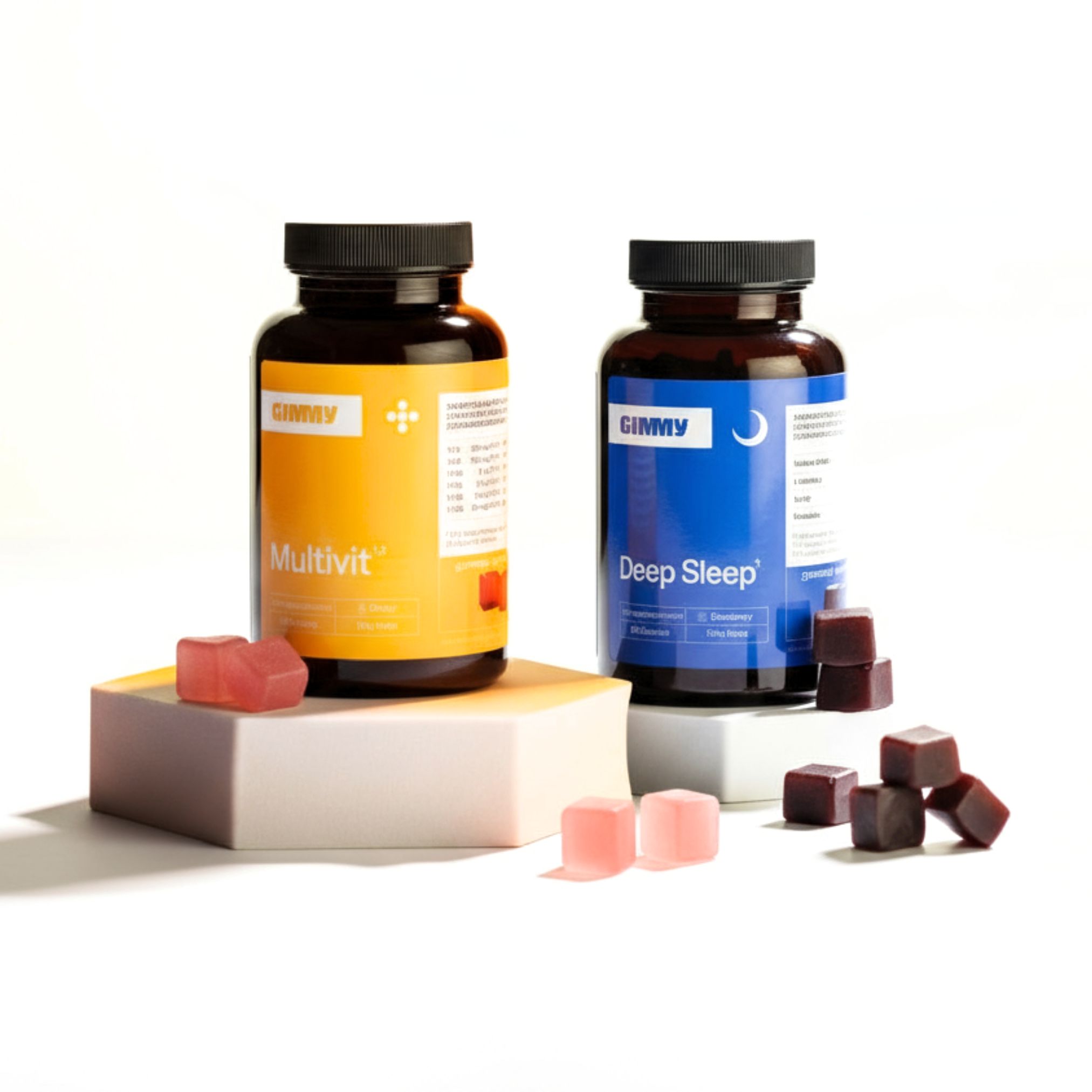Zwei Flaschen mit schwarzen Deckeln. Eine orangefarbene Flasche mit "Multivit"-Etikett, eine blaue mit "Deep Sleep". Gummibärchen daneben.