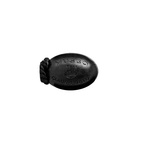 Schwarze Seife mit Seil. Oval, mit geprägtem Text: MUSGO REAL, Krone, CLAUS-PORTO.