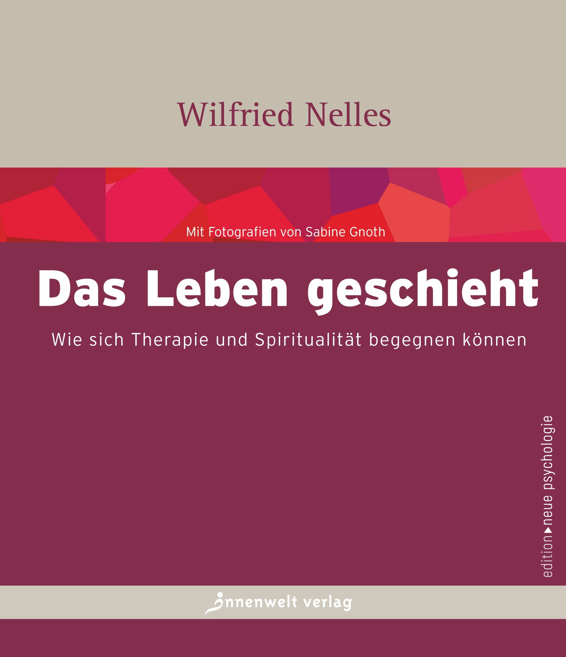 Buchcover: Titel 'Das Leben geschieht'. Autor: Wilfried Nelles. Verlag: Innenwelt Verlag. Untertitel: Wie sich Therapie und Spiritualität begegnen können.