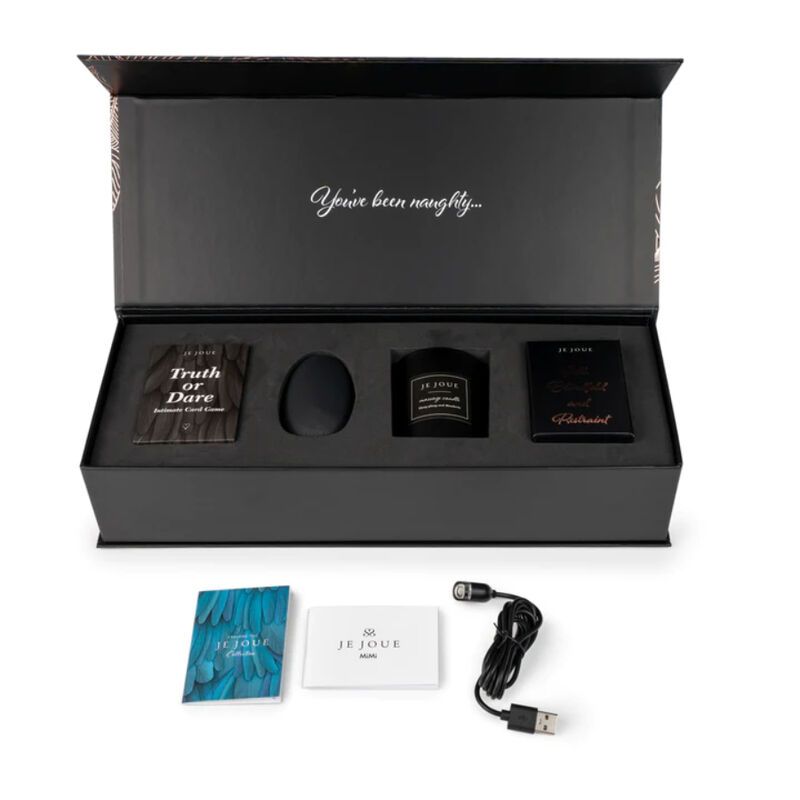 Geöffnete schwarze Geschenkbox mit verschiedenen Produkten. Enthält Vibrator, Kerze, Karten, Anleitungen und Ladekabel.