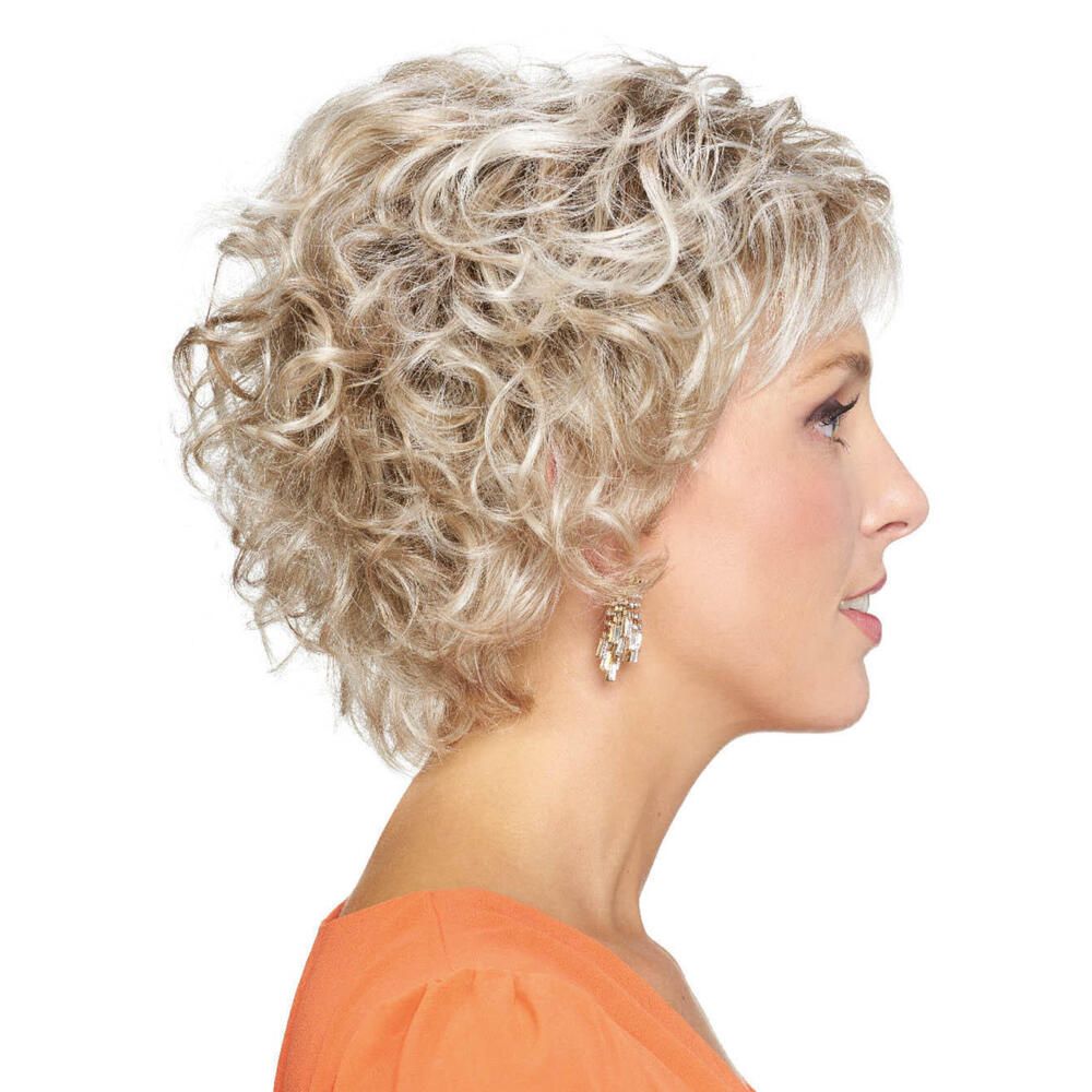 Kurzhaarperücke mit lockigem, blondem Haar. Frau im Profil, orangefarbenes Oberteil.