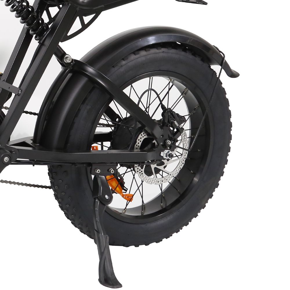 Hinterrad des Elektro-Mountainbikes. Breitreifen, Scheibenbremse, Schutzblech, Ständer.