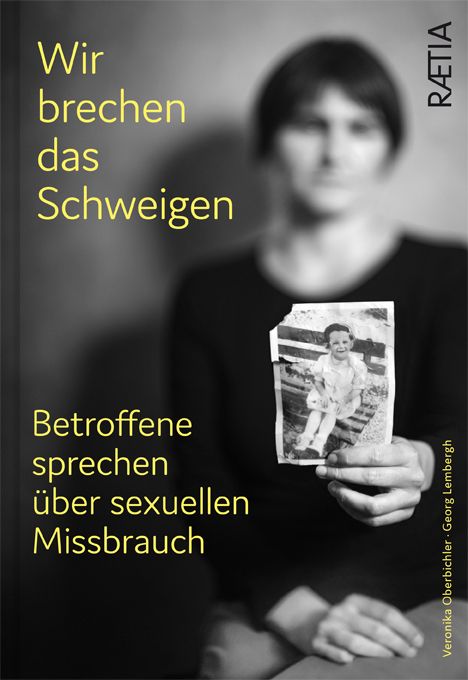 Buchcover: "Wir brechen das Schweigen". Eine Person hält ein zerrissenes Foto. Text: Betroffene sprechen über sexuellen Missbrauch.