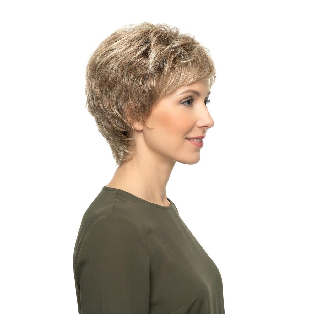 Kurzhaarperücke in Blondtönen. Seitenansicht einer Frau mit Perücke und grünem Oberteil. Weißer Hintergrund.