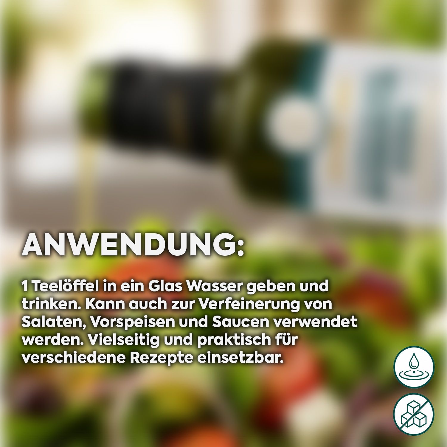 Nahaufnahme einer Flasche Zühre Ana Berberitzen-Essig, die über einen Salat gegossen wird.