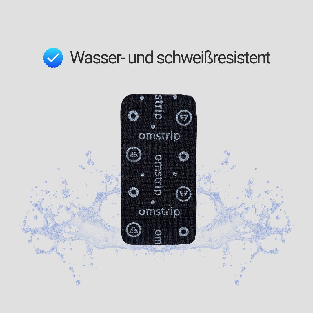 Schwarzes Sport-Performance-Pflaster mit weißer Schrift und Wasser-Effekt. Text: Wasser- und schweißresistent.
