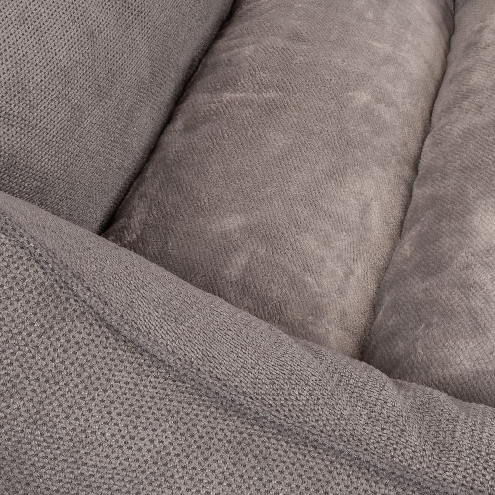 Nahaufnahme eines grauen orthopädischen Hundebetts. Strukturierte Oberfläche, Kissen mit weicher Textur.