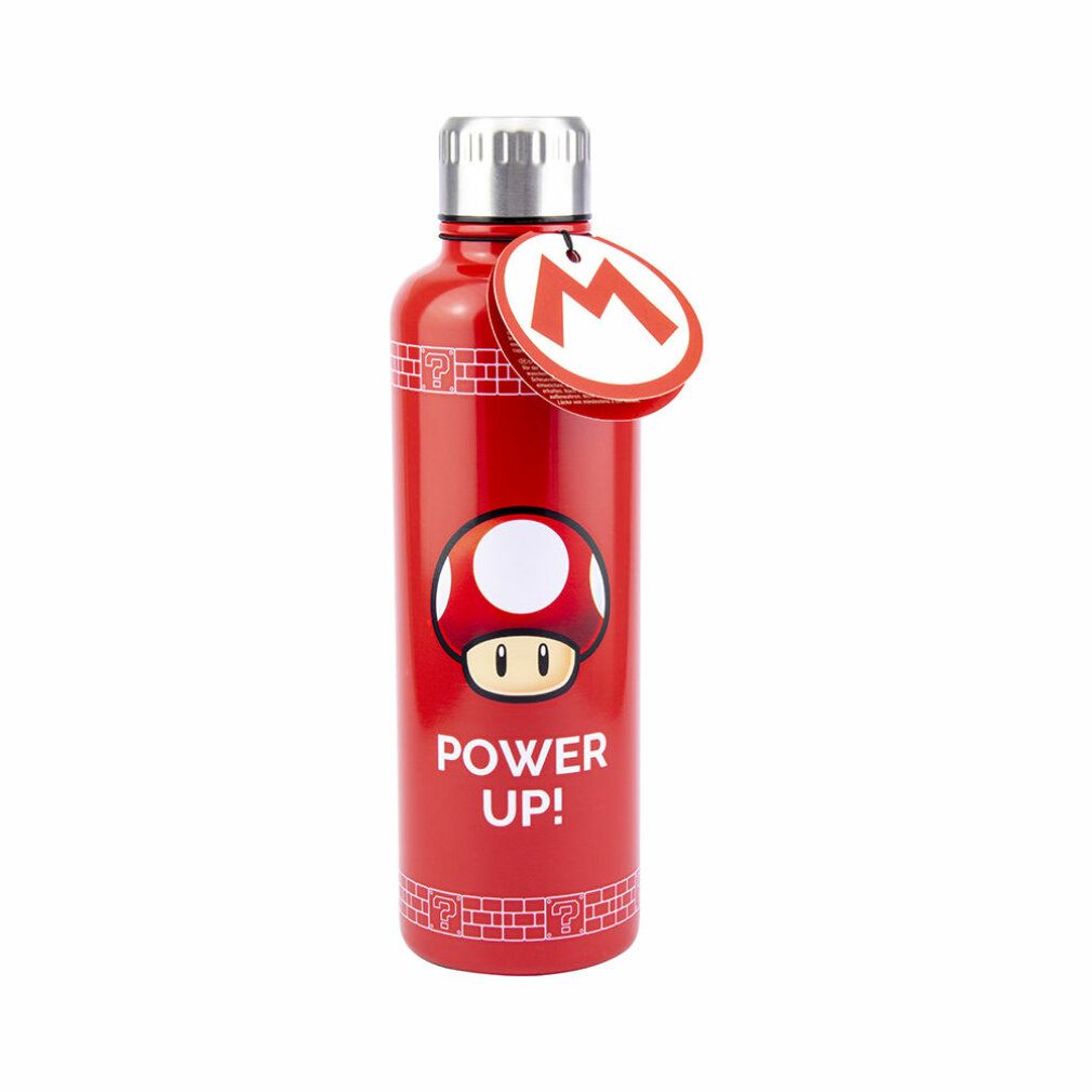 Rote Trinkflasche mit Pilz-Design und Schriftzug "POWER UP!". Silberner Deckel. Anhänger mit "M"-Logo.