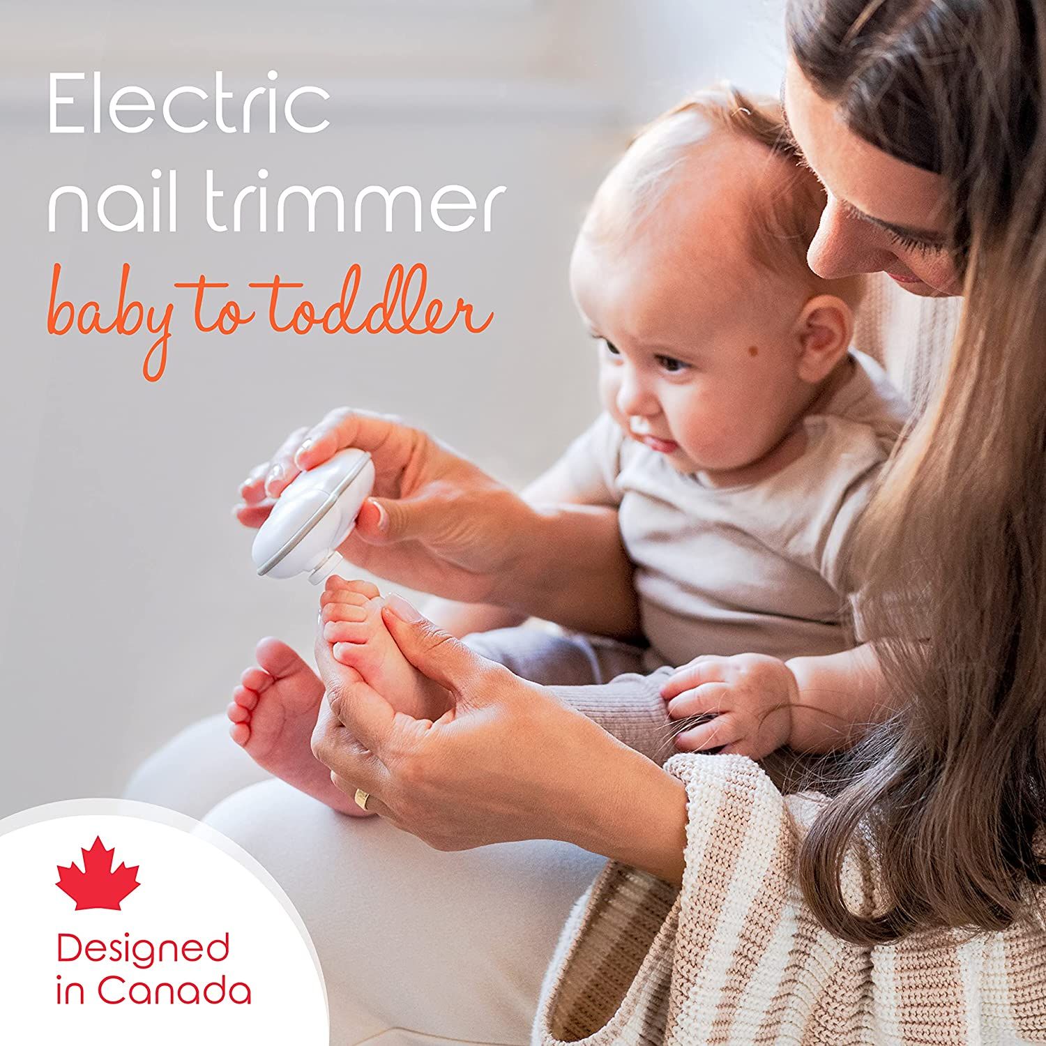 Baby wird von einer Person gehalten, während eine elektrische Nagelfeile verwendet wird. Das Produkt wird am Fuß des Babys verwendet.