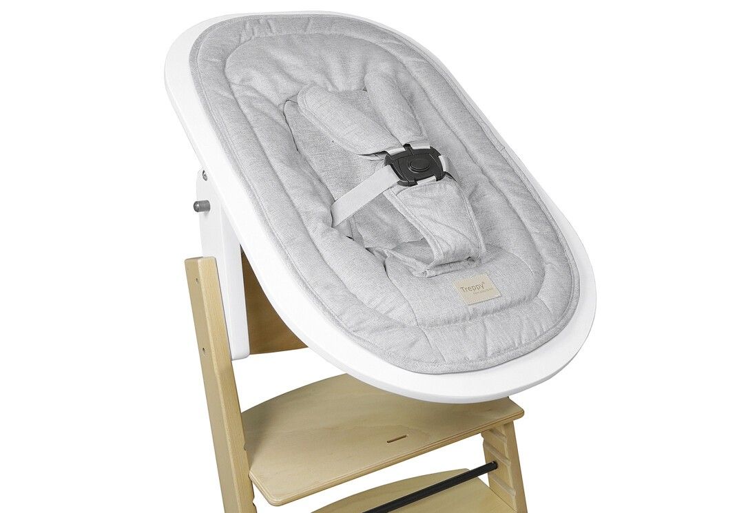 Baby-Sitzaufsatz für Hochstuhl, hellgrau meliert, mit Gurt.