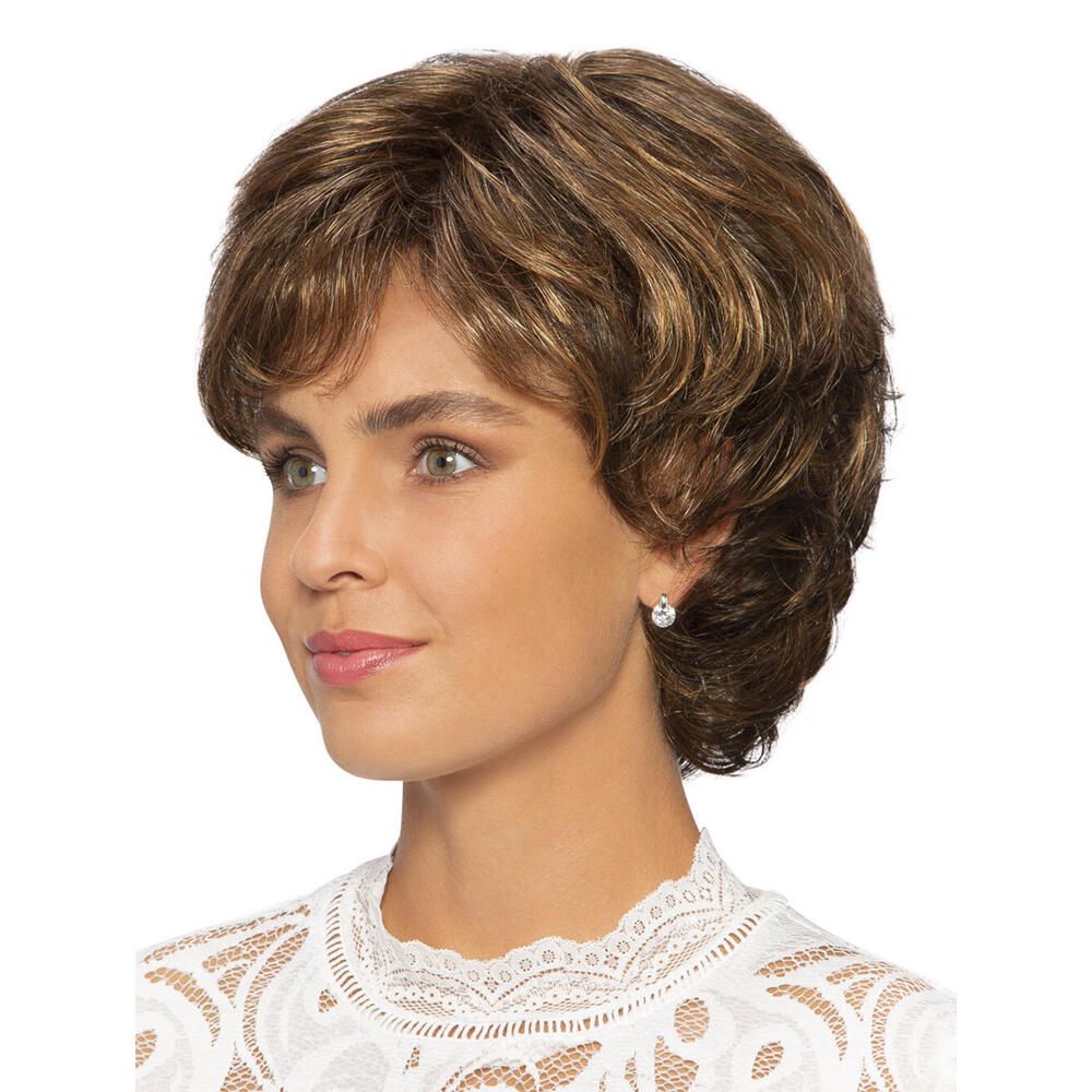 Kurzhaarperücke mit braunen und blonden Strähnen. Seitenansicht einer Frau mit Perücke und Spitze-Oberteil.