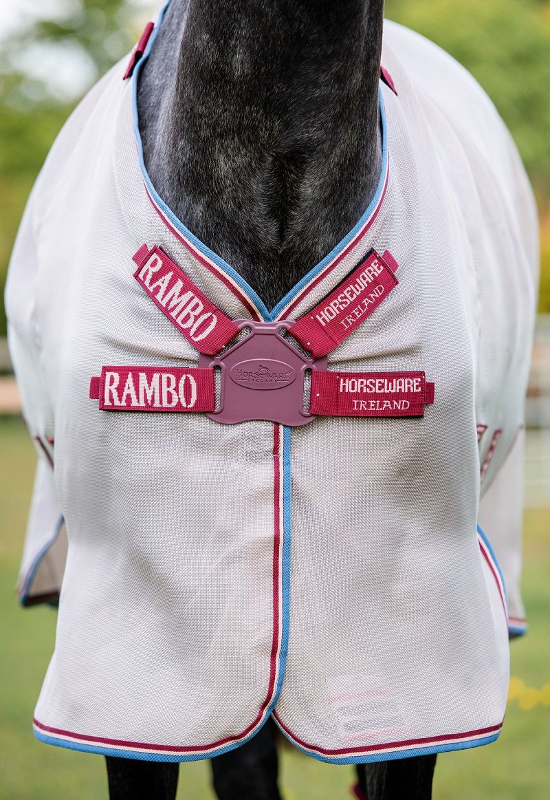 Nahaufnahme der weißen Pferdedecke mit Rambo-Logo und Verschluss. Horseware Ireland-Logo.