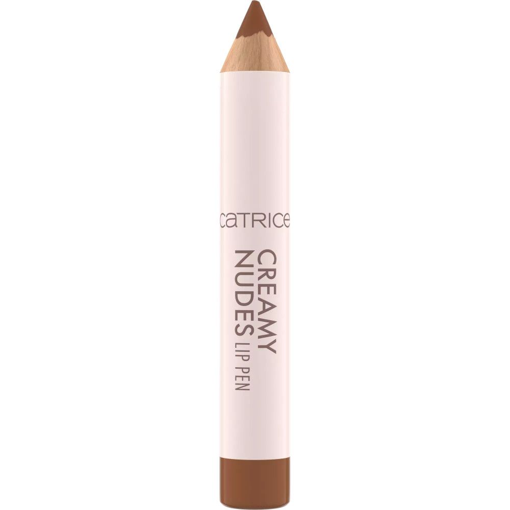 Catrice Creamy Nudes Lippenkonturenstift. Weißer Stift mit brauner Spitze und Schriftzug. Produktname und Marke deutlich sichtbar.