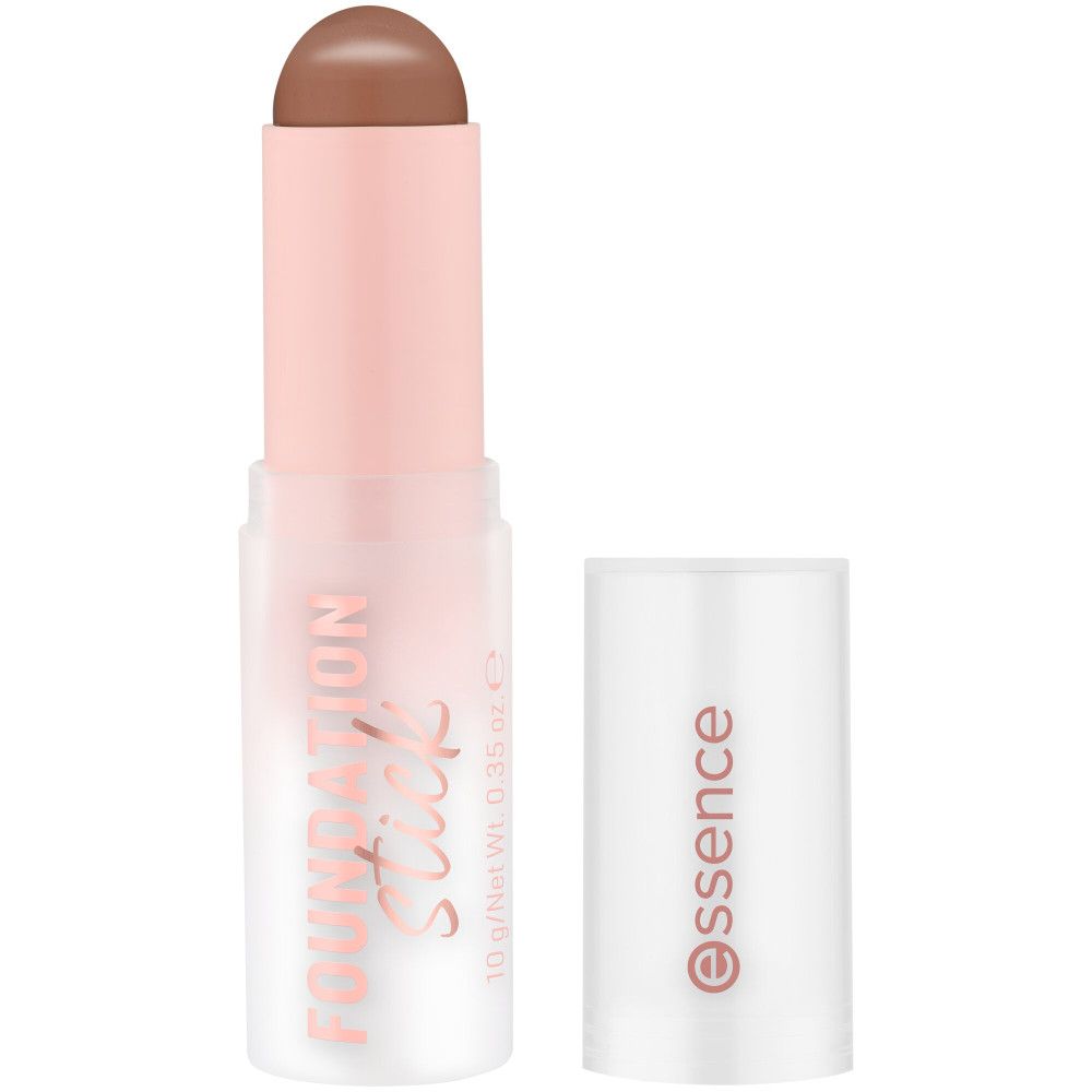 Foundation Stick mit brauner Spitze, rosa Hülle und weißer Kappe. Auf der Hülle steht "FOUNDATION Stick". Die Kappe trägt den Schriftzug "essence".