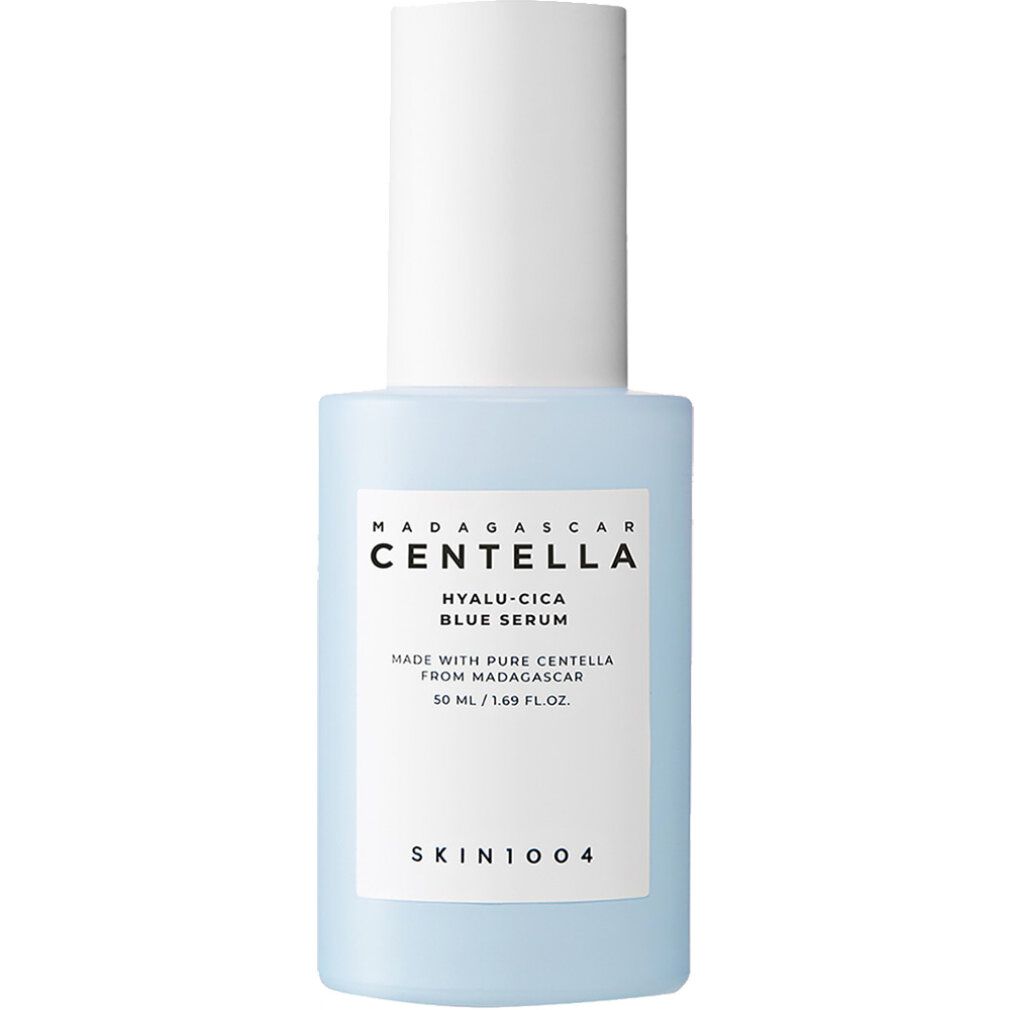Blaue Glasflasche mit weißem Pumpspender und Etikett. SKIN1004 Hyalu-Cica Blue Serum.