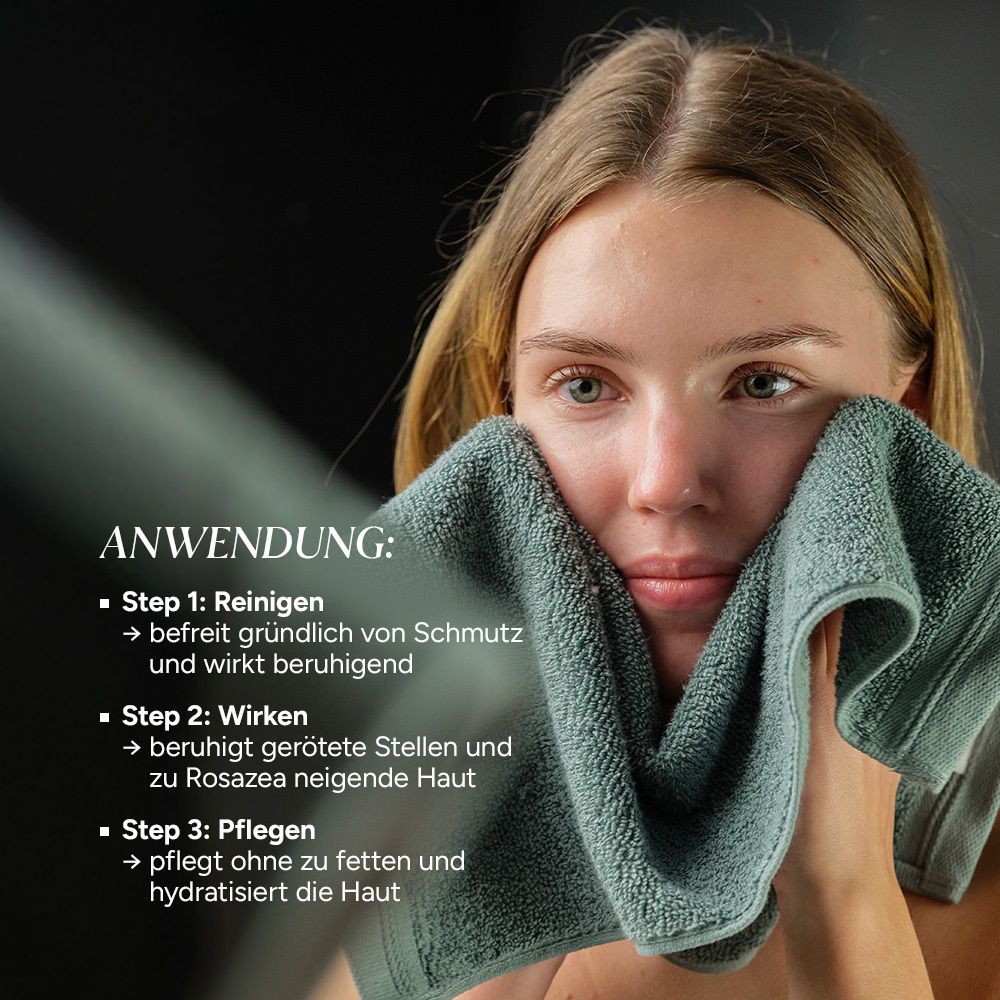 Frau wischt Gesicht mit Handtuch ab. Text: Anwendung: Reinigen, Wirken, Pflegen.