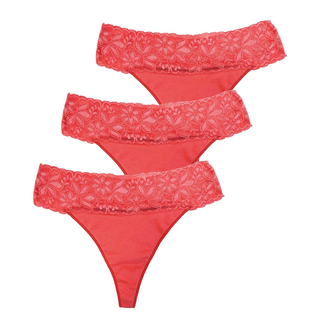 Drei rote Tanga-Slips mit floraler Spitze am Bund. Perspektivische Ansicht.