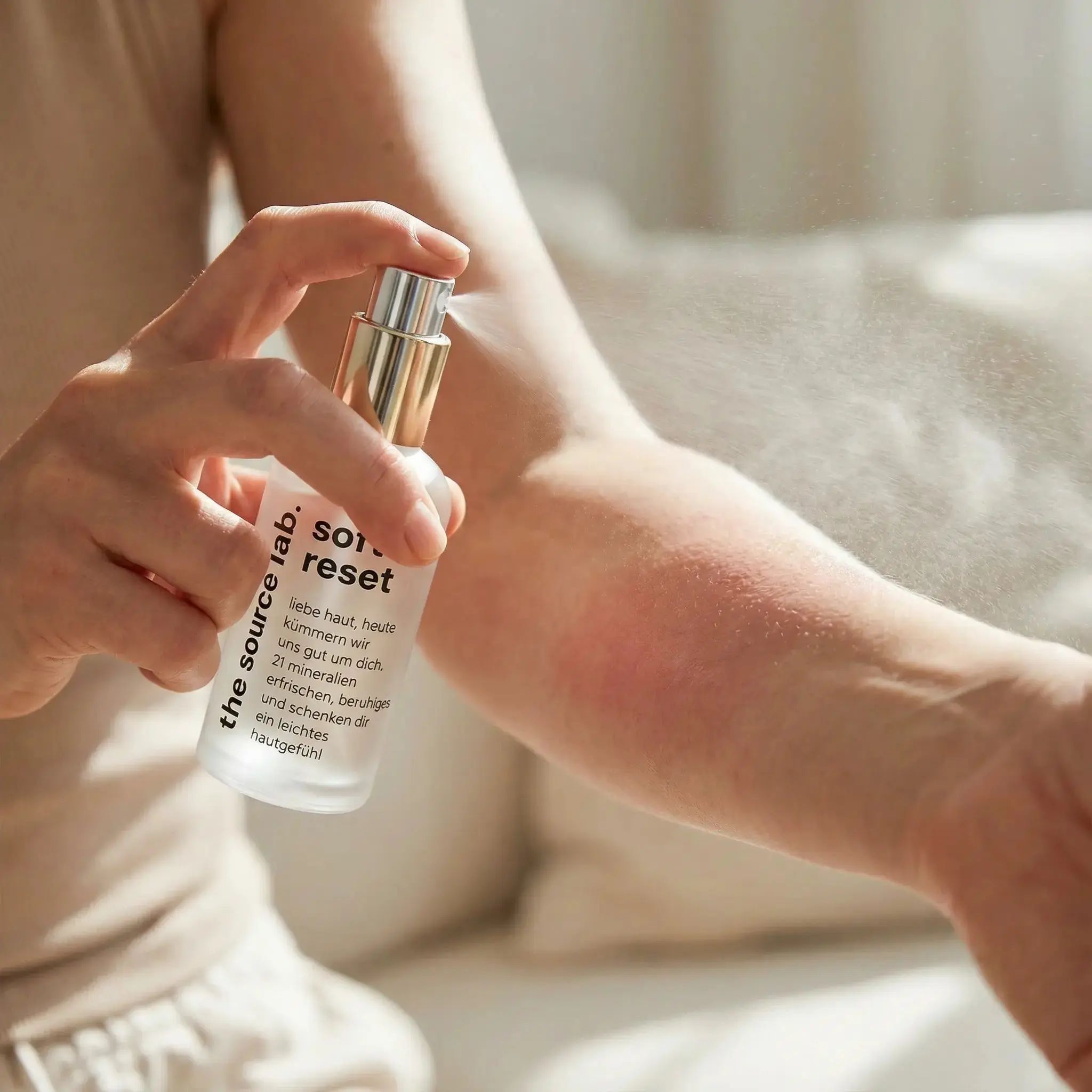 The Source Lab Soft Reset spray wird auf gerötete Haut gesprüht zur Beruhigung.