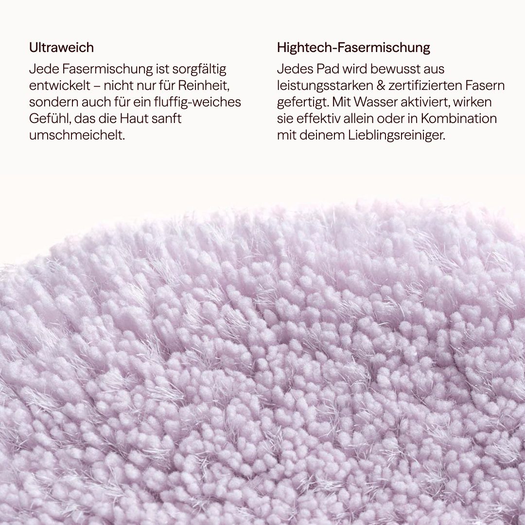 Nahaufnahme eines lilafarbenen Waschpads. Texturen und Fasern sind sichtbar. Text: Ultraweich, High-Tech-Fasermischung.
