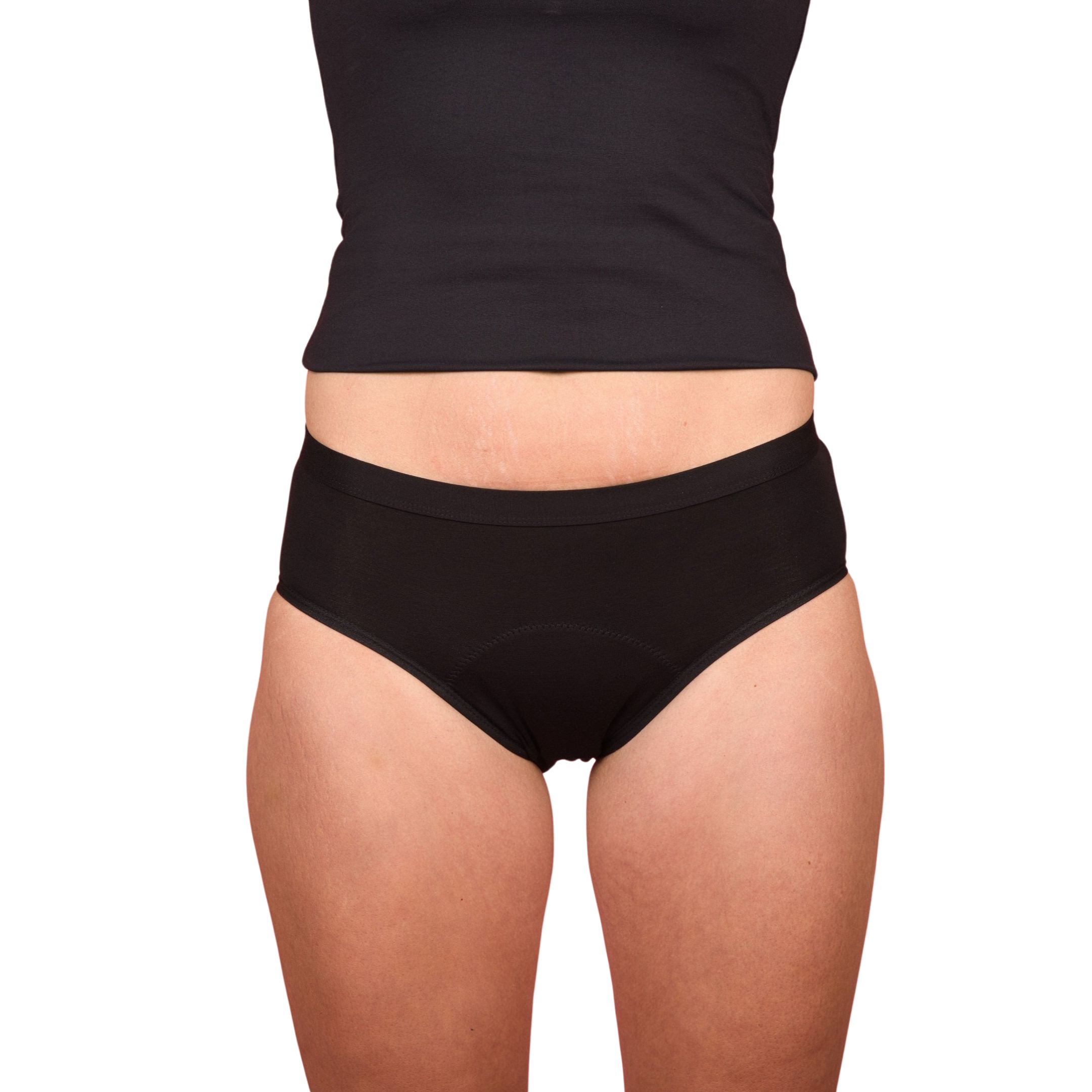 Schwarzer Slip. Nahaufnahme. Frau trägt schwarzen Tanktop und Slip. Weißer Hintergrund.