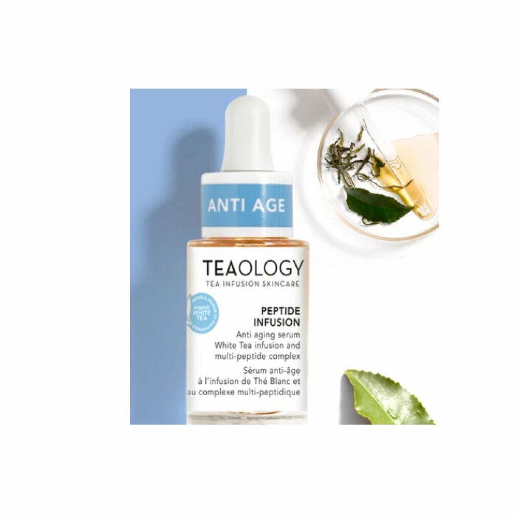 Teology Peptide Infusion Anti-Aging Serum in Glasflasche mit Pipette. Enthält weißen Tee und Multi-Peptid-Komplex. Umgeben von Teeblättern und einer Petrischale.