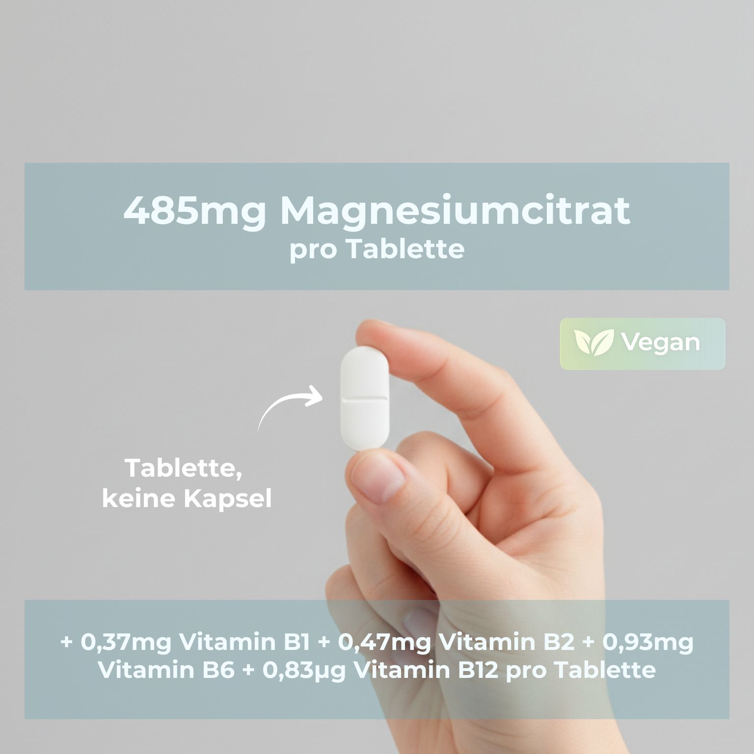 Hand hält eine weiße Tablette. Text: "485mg Magnesiumcitrat pro Tablette" und "Vegan".