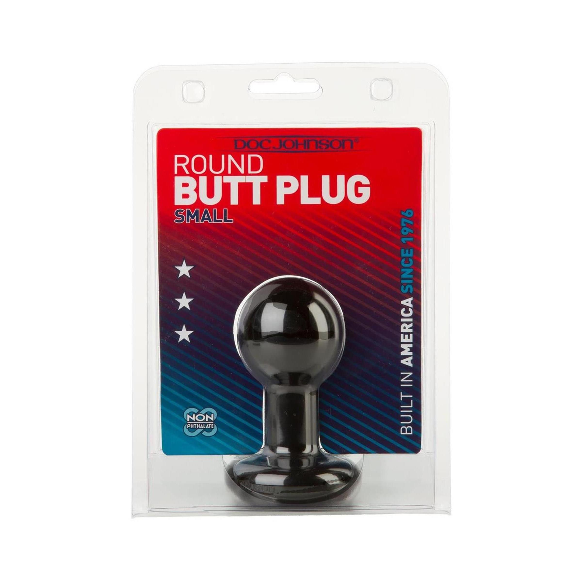 Schwarzer, runder Analplug in Blisterverpackung. Auf der Verpackung steht "ROUND BUTT PLUG SMALL" und "DOC JOHNSON".