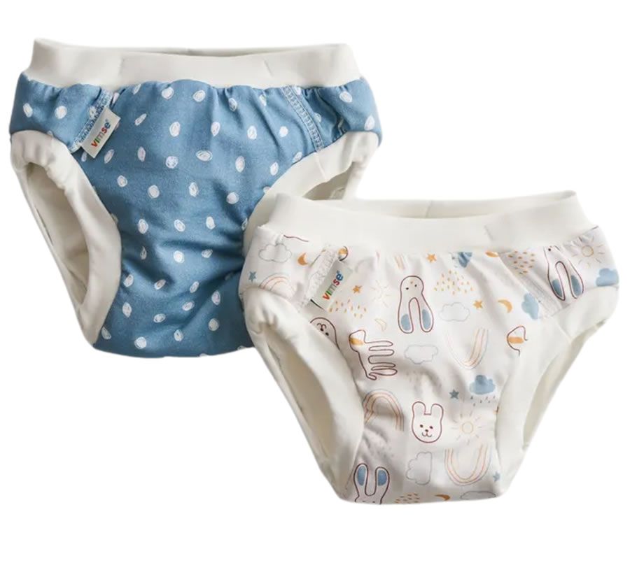 Zwei Stoffwindeln. Eine blau gepunktet, eine mit Tiermotiven. Beide haben einen weißen Bund und das Label "ImseVimse".