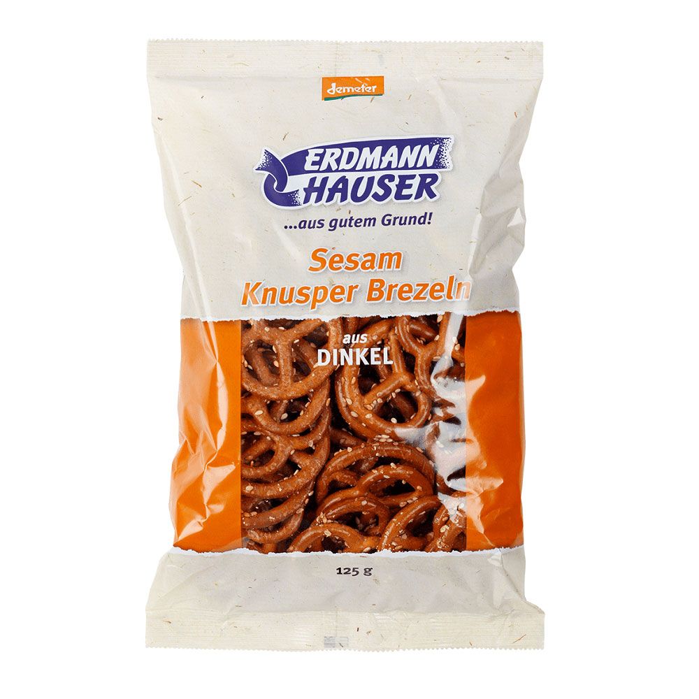 Verpackung mit Sesam Knusperbrezeln aus Dinkel. Marke Erdmann Hauser. Sichtbar sind Brezeln mit Sesamkörnern.