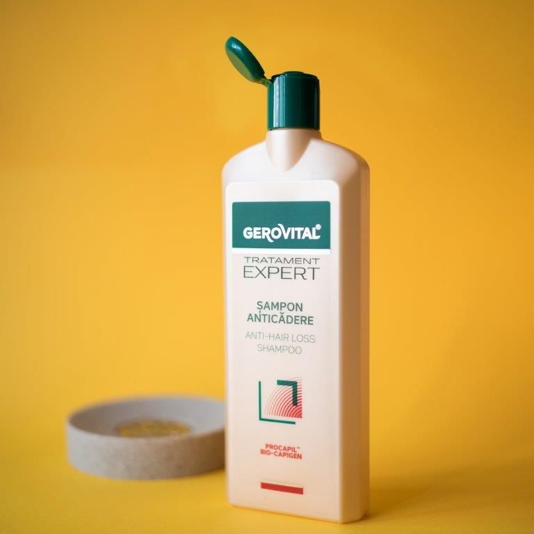 Shampoo-Flasche mit grünem Deckel. Text: Gerovital, Tratament Expert, Sampon Anticadere, Anti-Hair Loss Shampoo.