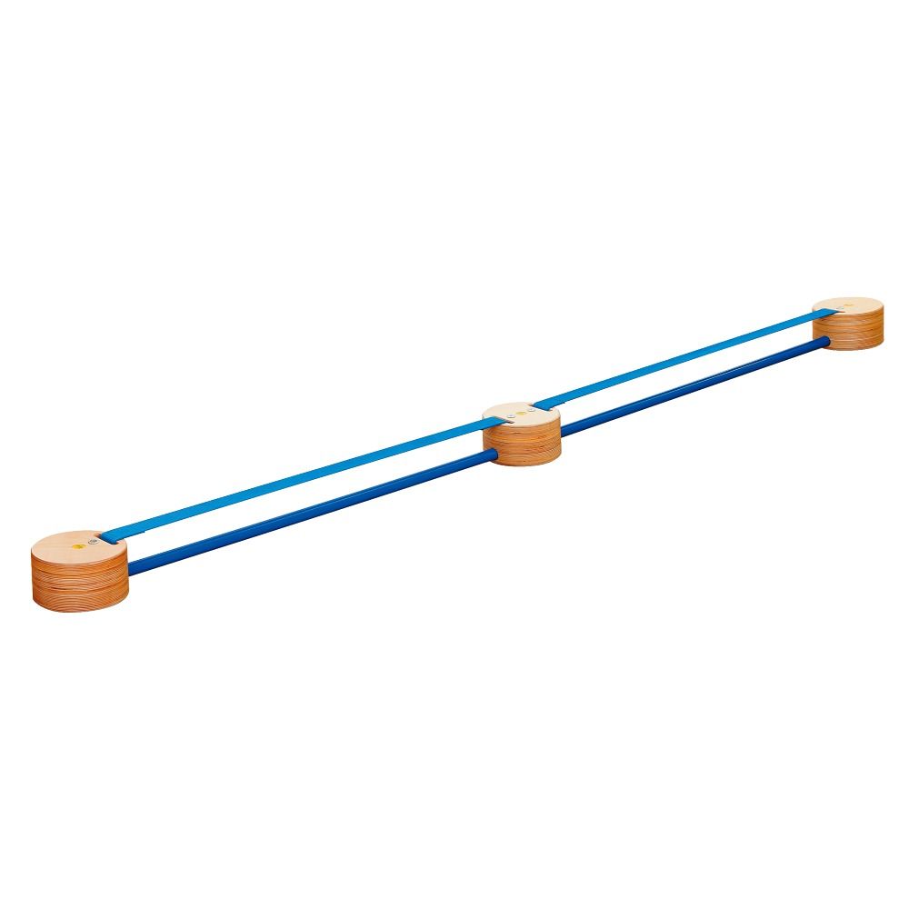 Drei runde Holzsockel mit blauem Gurtband verbunden. Auf weißem Hintergrund.