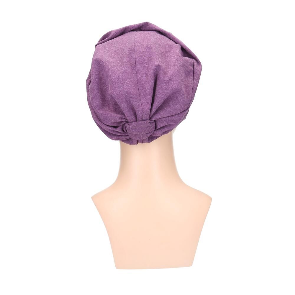 Blaulila Turban auf Büste. Rückansicht. Stoff mit Falten gelegt.