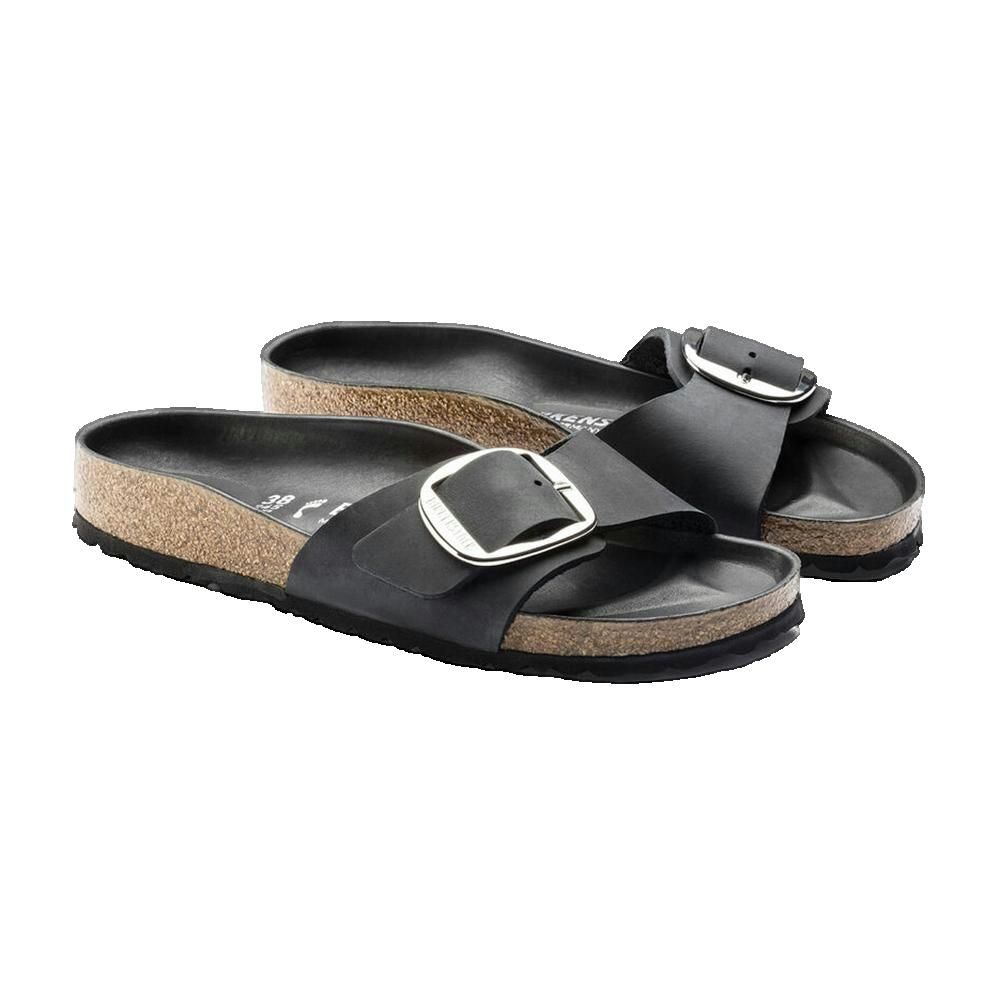 Due sandali neri con fibbie. Plantare in sughero, cinturini in pelle con fibbie argentate. Vista prospettica.