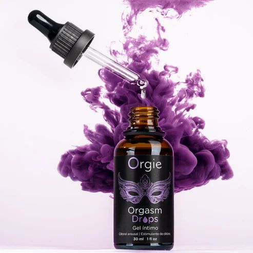 Braune Glasflasche mit Tropfer und Produktetikett. Lila Rauch im Hintergrund. Produktname und Masken-Design.